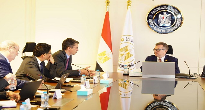 وزير التخطيط يبحث مع البنك الدولى جهود إعداد استراتيجية الاستثمار الأجنبى المباشر ويعرض أبرز