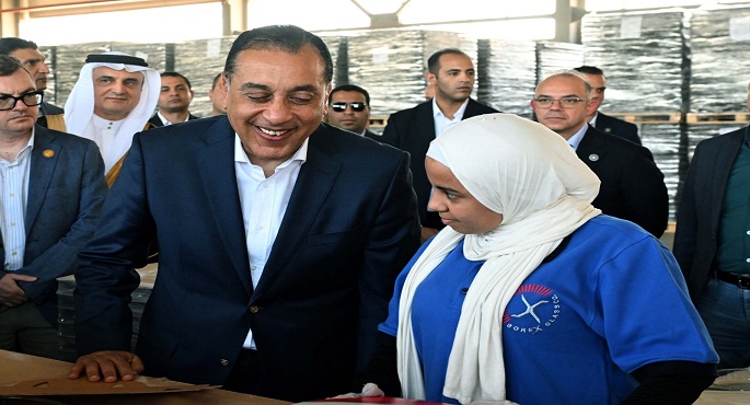 رئيس الوزراء يفتتح مصنعا للزجاج المحدودة” بمنطقة السخنة الصناعية باستثمارات تصل إلى 8 ملايين دولار