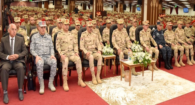 بالفيديو.. وزير الدفاع يلتقى عددا من دارسى الأكاديمية العسكرية والكليات والمعاهد العسكرية