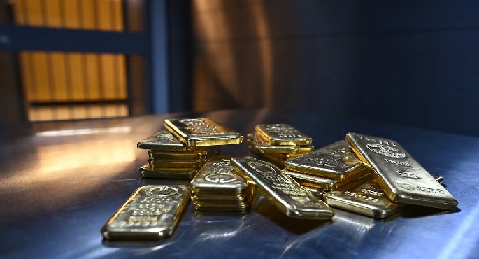 الذهب يرتفع بأكثر من 2% لكنه يتجه لتسجيل انخفاض شهرى جديد