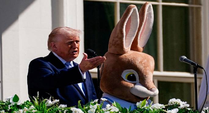 ترامب يتحدث عن الحرب بجوار أرنب عيد الفصح: يجب على إيران أن تستسلم