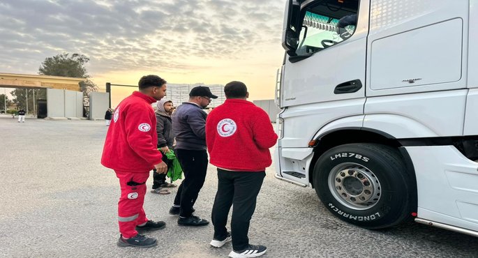 الهلال الأحمر المصرى يدفع قافلة “زاد العزة” 183 بحمولة 5,770 طنًا من المساعدات الإنسانية الشاملة