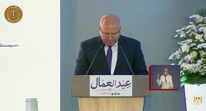 خلال احتفال عيد العمال .. وزير النقل يستعرض أمام الرئيس السيسى جهود توطين صناعة النقل