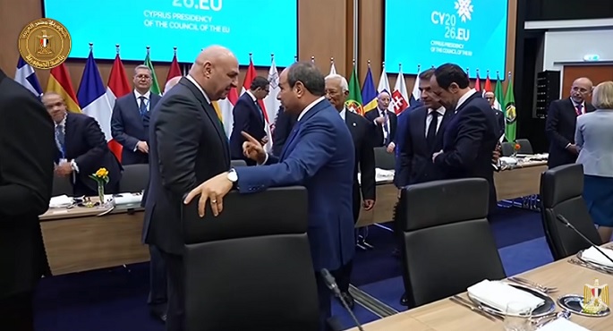 الرئيس السيسى يتبادل المصافحة مع عدد من القادة المشاركين فى أعمال الاجتماع التشاورى