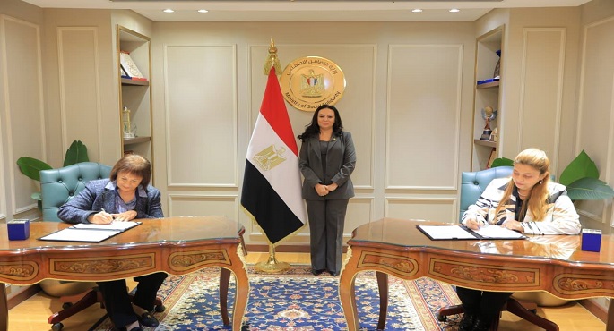 وزيرة التضامن تشهد توقيع عقود تمويل المشروعات متناهية الصغر بين صندوق دعم الصناعات الريفية والبيئية وأربع جمعيات ومؤسسات أهلية