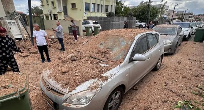 إيران تطلق دفعة جديدة من الصواريخ على إسرائيل وسقوط شظايا فى تل أبيب وإيلات