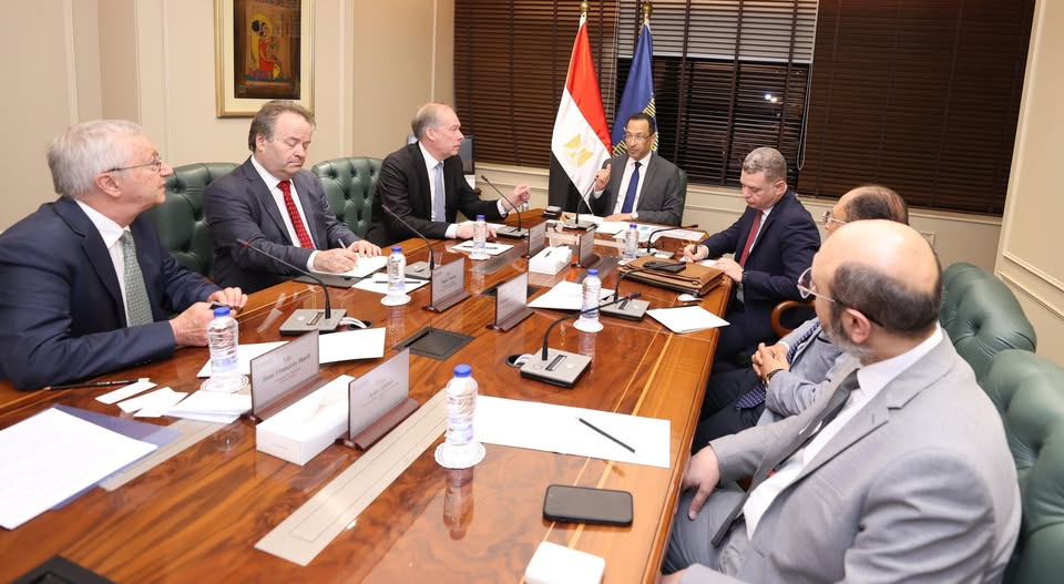 وزير الاتصالات يبحث مع مسئولى شركة HMD خطط التوسع فى تصنيع وتصدير الهواتف المحمولة فى مصر