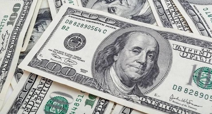 الدولار يتراجع مع تزايد الآمال بإعادة فتح مضيق هرمز وانخفاض أسعار النفط