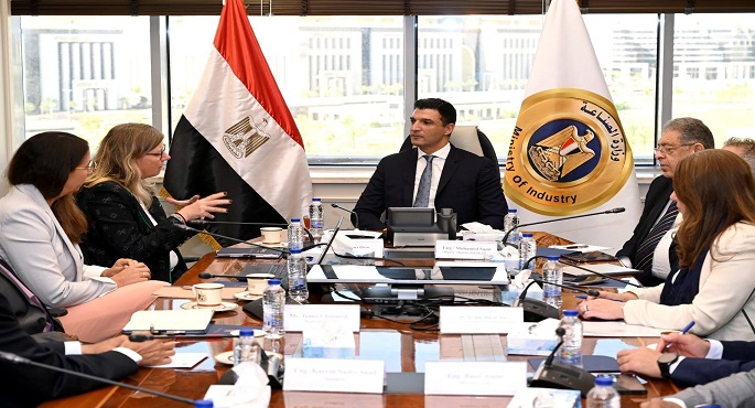 وزير الصناعة يبحث مع وفد شركة “فولكس فاجن” خطط الشركة للتوسع فى صناعة السيارات بمصر