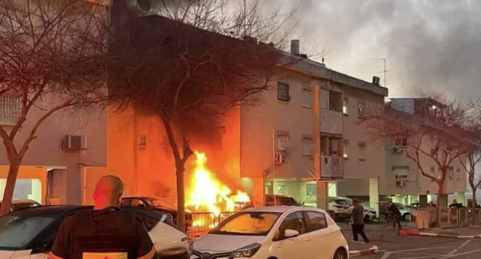 مقتل شخصين فى ضربة صاروخية على حيفا واستمرار البحث عن مفقودين