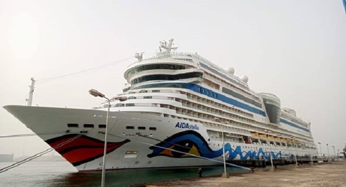الرصيف السياحى بميناء غرب بورسعيد يستقبل السفينة السياحية AIDA STELLA