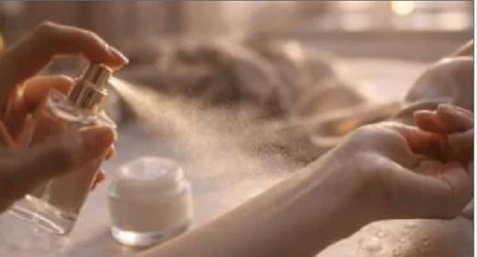 7 نصائح بسيطة لتثبيت العطر على الجسم طول اليوم