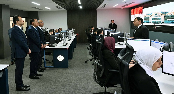 رئيس الوزراء يتفقد مركز التحكم والسيطرة والدعم الفنى بالعاصمة الجديدة