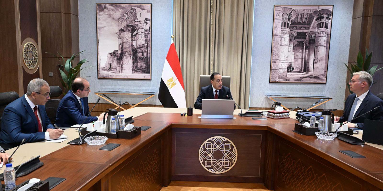 رئيس الوزراء يتابع مع وزيرى المالية والبترول عددًا من ملفات العمل المشترك