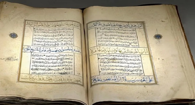 عرض مصحف مزخرف نادر من القرن الـ 13 الهجري بمتحف القرآن الكريم بالسعودية