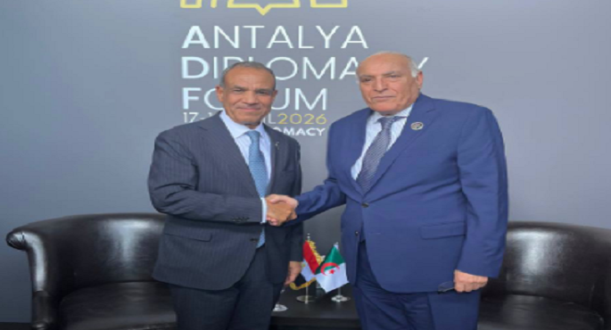 وزير الخارجية يلتقى مع نظيره الجزائرى على هامش أعمال منتدى أنطاليا الدبلوماسى