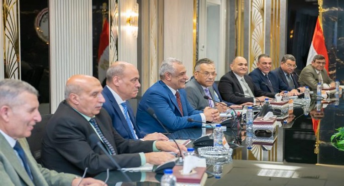 وزير الدولة للانتاج الحربى يبحث مع محافظ القاهرة مستجدات التعاون فى مجالات النقل الأخضر
