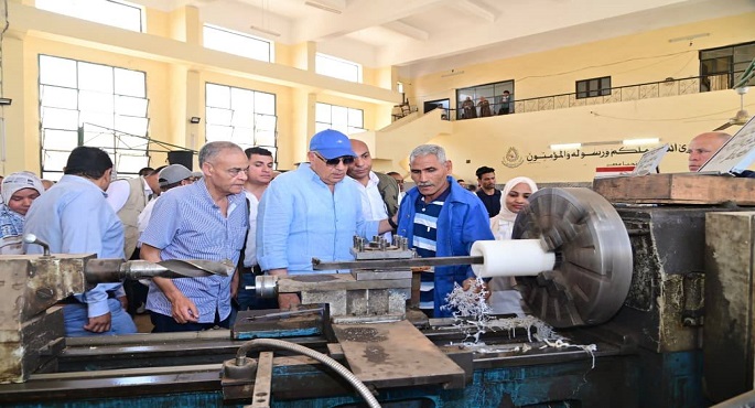 وزير الرى يتفقد منطقة وادى النقرة بأسوان ويشهد احتفال المزارعين بنجاح موسم الشتاء
