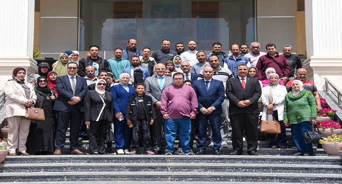 وزير العمل ومحافظ الإسكندرية يسلمان عقودًا لذوى الهمم لدمجهم فى سوق العمل