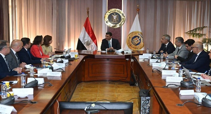 وزير الصناعة يبحث مع شركة “غوروك” التركية إنشاء مصنع للمنتجات الزجاجية فى مصر