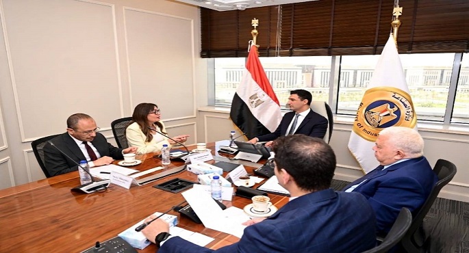 وزير الصناعة يبحث مع شركة “طاقة عربية” المشروعات فى مجالات توزيع الكهرباء والغاز الطبيعة