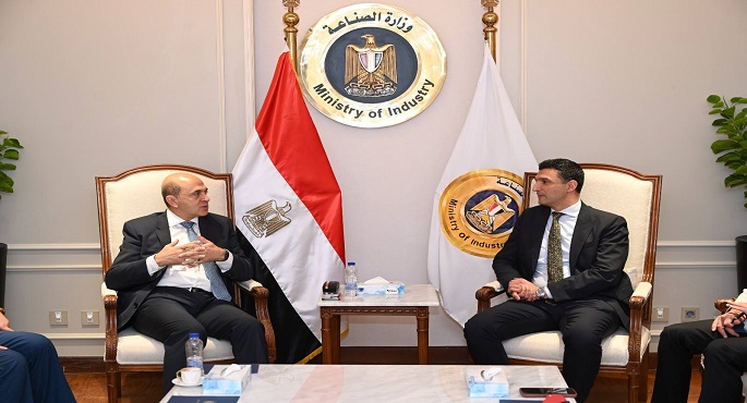 وزير الصناعة يبحث مع رئيس غرفة التجارة والصناعة الفرنسية تعزيز التعاون المشترك