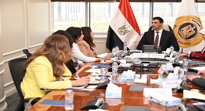 وزير الصناعة يبحث مع المدير التنفيذي لمؤسسة ساويرس للتنمية الاجتماعية سبل تعزيز التعاون فى مجال التعليم الفنى
