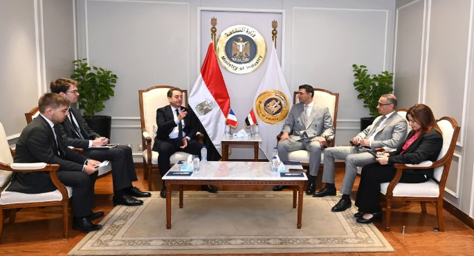 وزير الصناعة يبحث مع سفير فرنسا سبل تعزيز التعاون وبناء القدرات المحلية وتوطين الصناعة ونقل التكنولوجيا