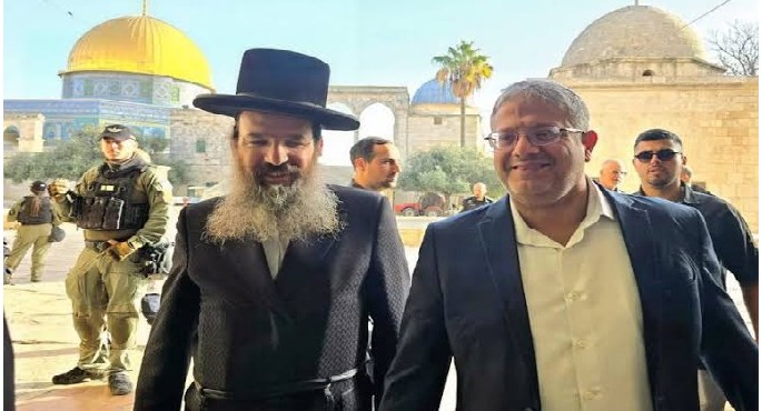 بن غفير يقتحم باحات المسجد الأقصى المبارك ويرفع علم الاحتلال