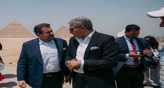 وزير الآثار يلتقى أبرز المشاركين بالفعالية الدولية للمجلس العالمى للسياحة والسفر بمنطقة أهرامات الجيزة