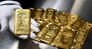 الذهب يتراجع وسط ارتفاع عوائد سندات الخزانة وأسعار النفط