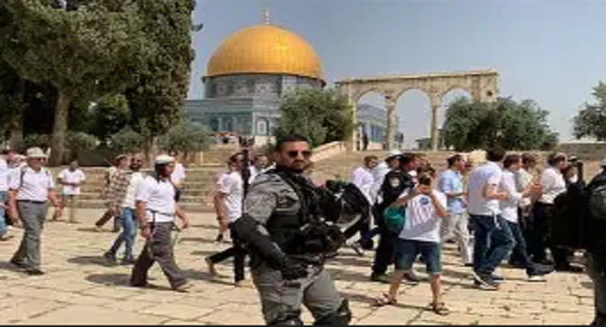 عشرات المستوطنين يقتحمون المسجد الأقصى بحماية من قوات الاحتلال الإسرائيلى