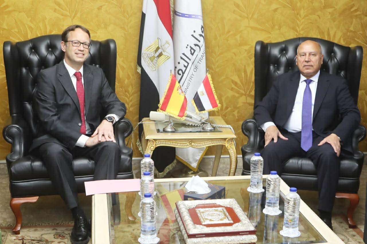 وزير النقل والسفير الإسبانى يبحثان توطين صناعة عربات وعجلات قطارات السكك الحديدية