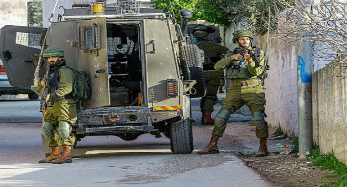 الاحتلال الإسرائيلى يطلق قنابل الغاز على سكان طولكرم خلال محاولتهم الوصول إلى منازلهم