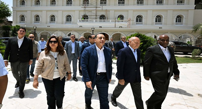 رئيس الوزراء يتفقد مشروع رفع كفاءة الواجهات الخارجية والموقع العام لقصر التحرير