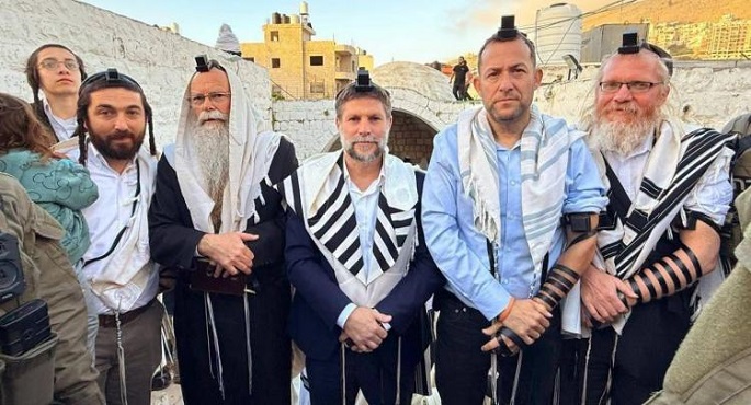 بمشاركة وزير المالية الإسرائيلى.. أكثر من 5 آلاف مستوطن إسرائيلى يقتحمون “مقام يوسف” فى نابلس