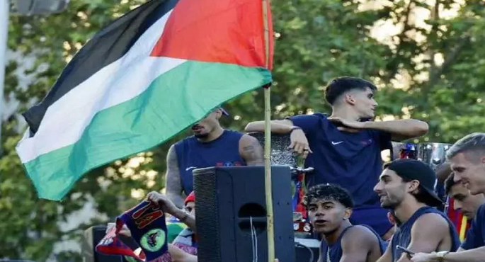 لامين يامال يرفعه .. علم فلسطين يزين احتفالات برشلونة بلقب الليجا