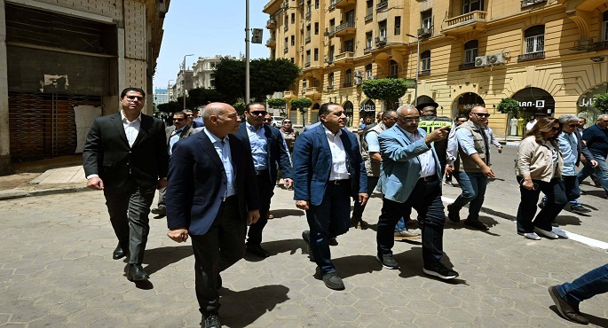 رئيس الوزراء يتفقد مشروع تحسين الصورة البصرية للميادين والشوارع الرئيسية بمنطقة “وسط البلد”