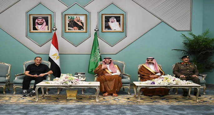 رئيس الوزراء يغادر المدينة المنورة بعد زيارة المسجد النبوى