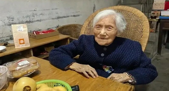 معمرة صينية تبلغ 107 عامًا تشعل مواقع التواصل بذاكرتها الحادة !!
