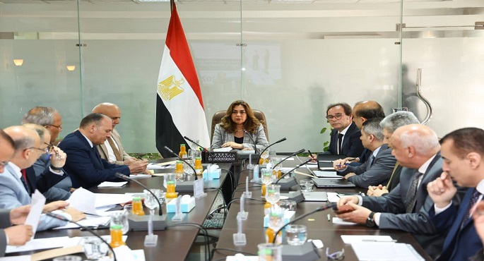 منال عوض تناقش مع قيادات الوزارة موازنة الوزارة والأجهزة التابعة للعام المالى 2026 – 2027