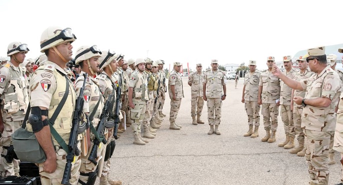 وزير الدفاع: رجال القوات المسلحة يضحون بالغالى والنفيس للحفاظ على أمن مصر واستقرارها