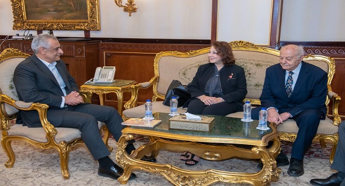 وزير الدولة للإنتاج الحربى يبحث مع خبير دولى أوجه تعظيم الاستفادة من الطاقة الشمسية الحرارية