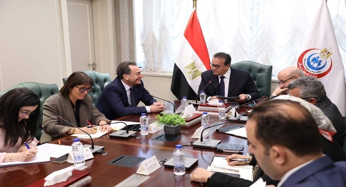 وزير الصحة يبحث مع السفير الفرنسى تعزيز علاج أطفال فلسطين المصابين بالأورام