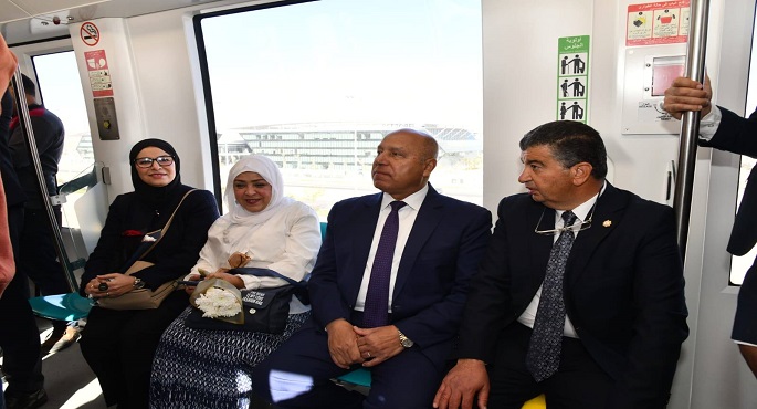 وزير النقل يقوم بجولة لمتابعة انطلاق أولى رحلات مونوريل شرق النيل بالركاب