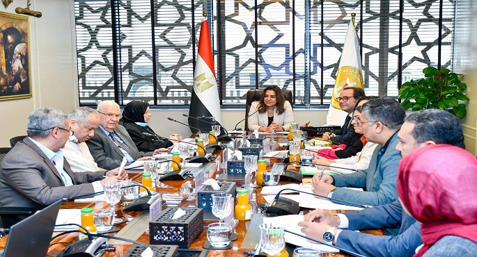 منال عوض تترأس أول اجتماع للجنة العليا للقيد والاعتماد عقب دمج وزارتى التنمية المحلية والبيئة