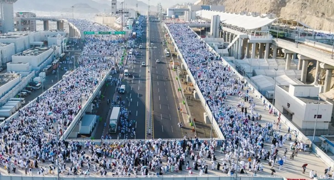 حجاج بيت الله يتوافدون إلى مشعر منى فى يوم التروية