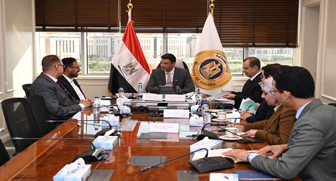 وزير الصناعة يبحث مع مسؤولى شركة جوتن مصر للدهانات خططها التوسعية وجهود تعميق التصنيع المحلى
