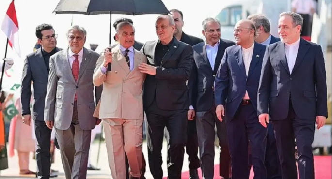 بعد محادثات سويسرا.. بزشكيان يصل باكستان مع عراقجى