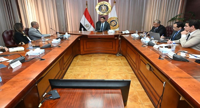 وزير الصناعة يبحث مع شركة "بل مصر" مشروعاتها الحالية وخططها المستقبلية لتعميق التصنيع المحلى